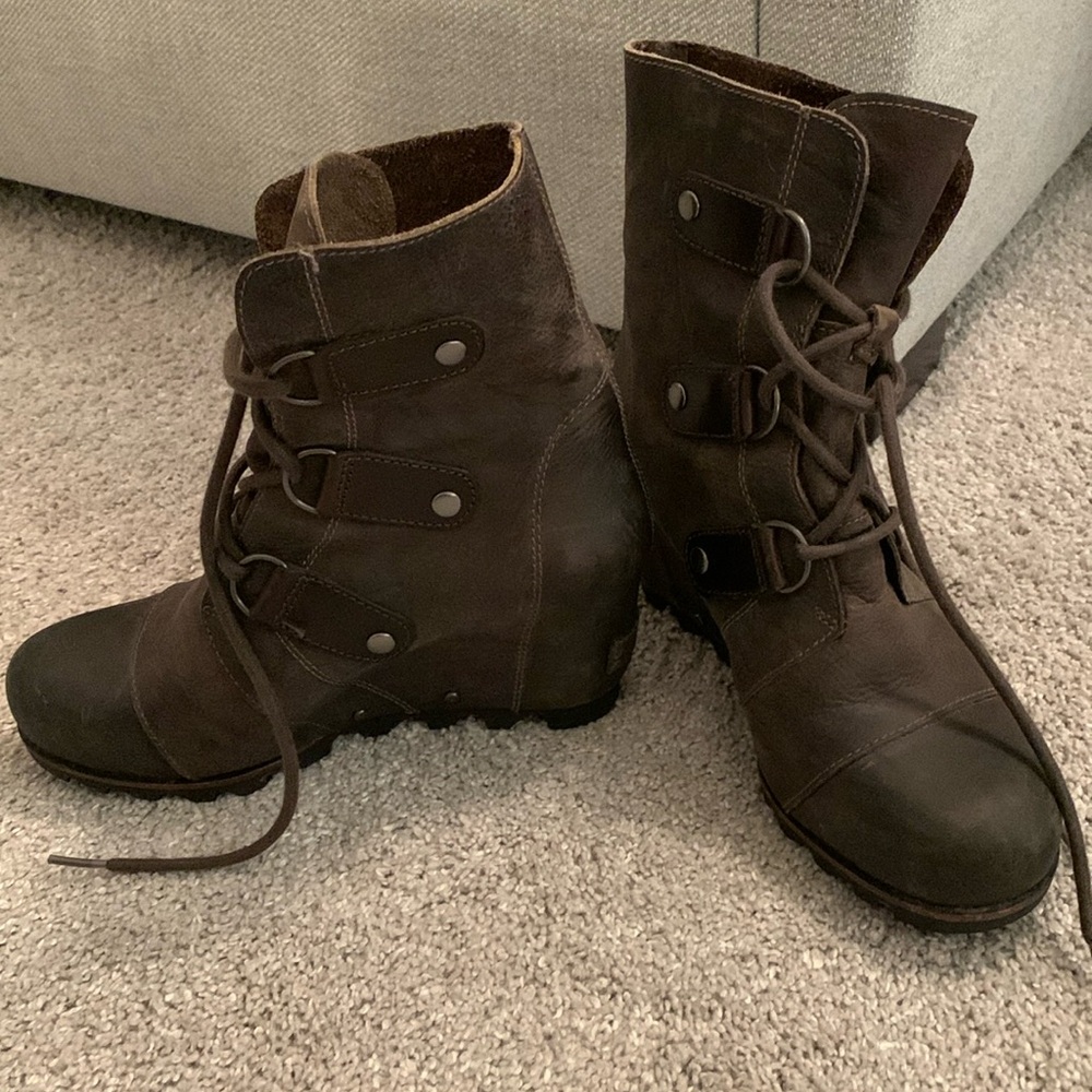 Sorel wedge lace-up boots, brown leather, size 6.5. Good condition.